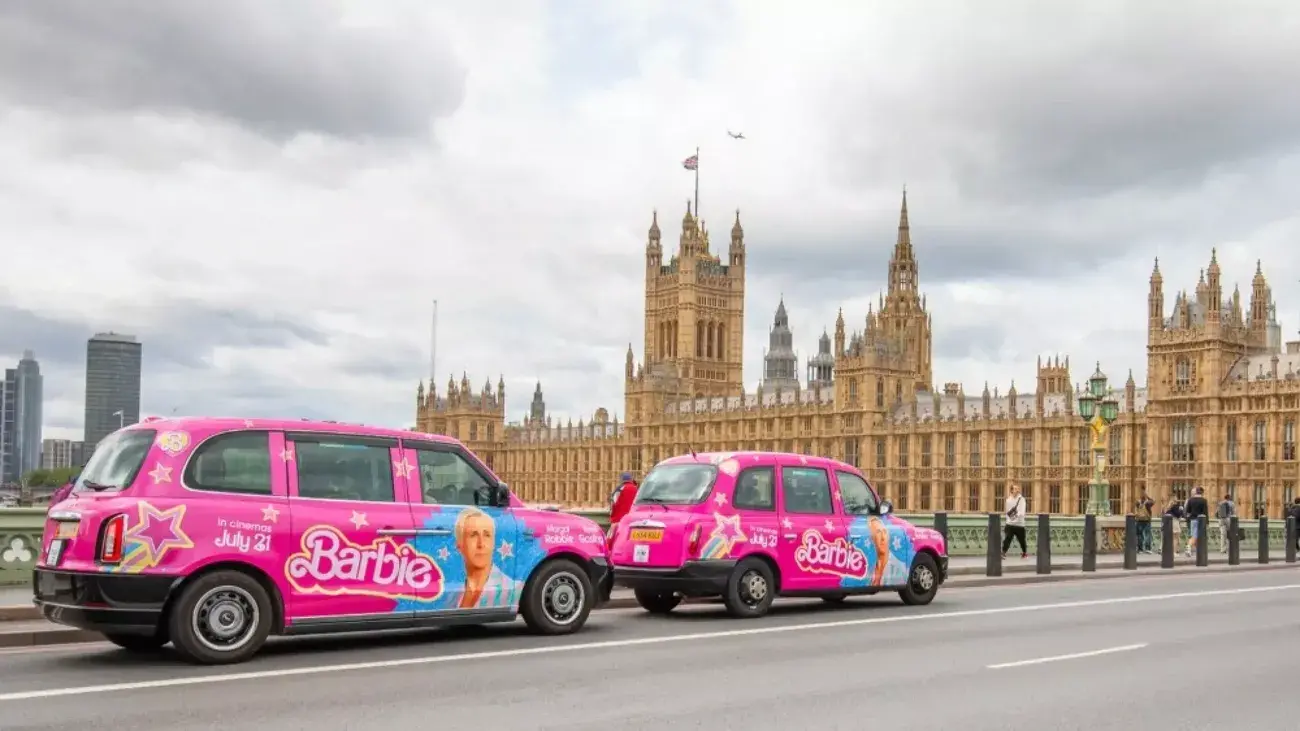 Ταξί με θέμα την Barbie στο Λονδίνο.