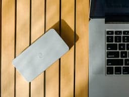 συσκευή vpn δίπλα στο φορητό υπολογιστή