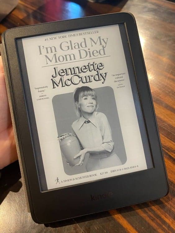 Kindle με το Jenette McCurdy's "Χαίρομαι που πέθανε η μαμά μου" στην οθόνη