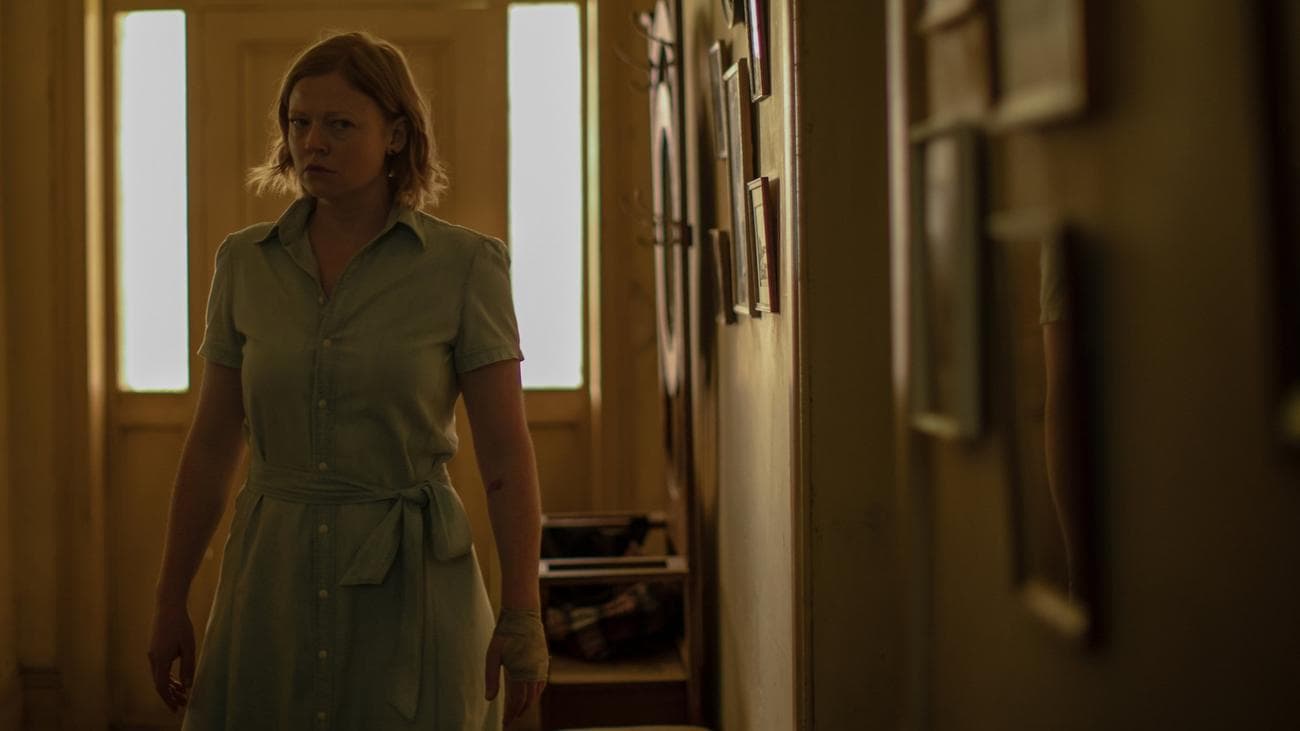 Η Sarah Snook περπατά μέσα από ένα σκοτεινό σπίτι στην ταινία 