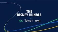 Λογότυπα Hulu, Disney+ και ESPN+ και στροβιλισμένα γραφικά σε μπλε φόντο