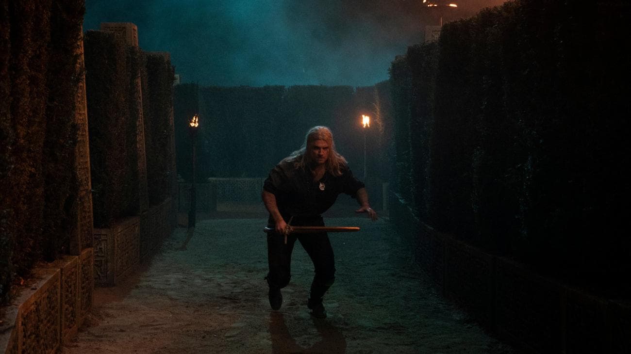 Ένας άντρας παλεύει στο δρόμο του σε ένα σκοτεινό κάστρο. 