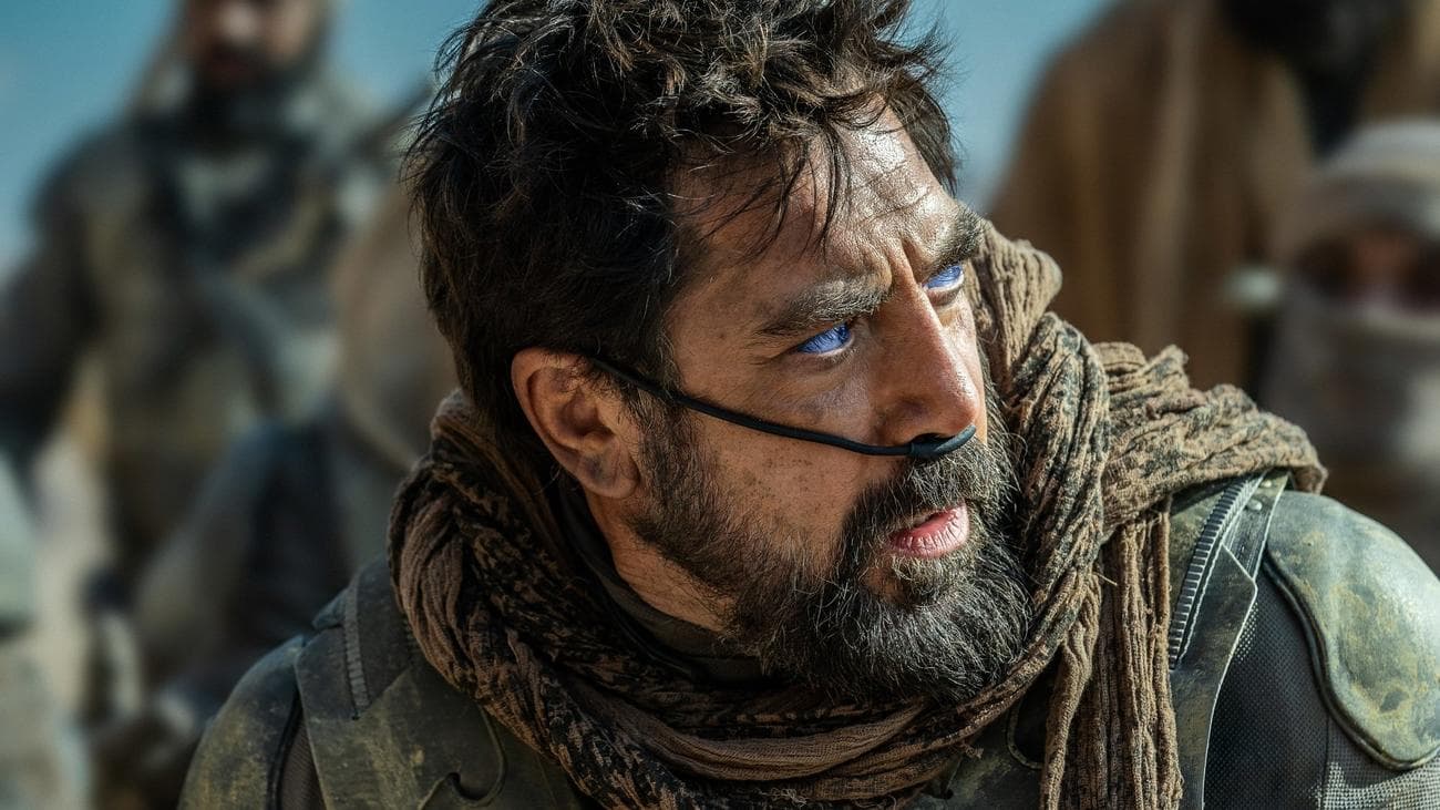 Ένας άντρας με λαμπερά μπλε μάτια ντυμένος με στολή Fremen.