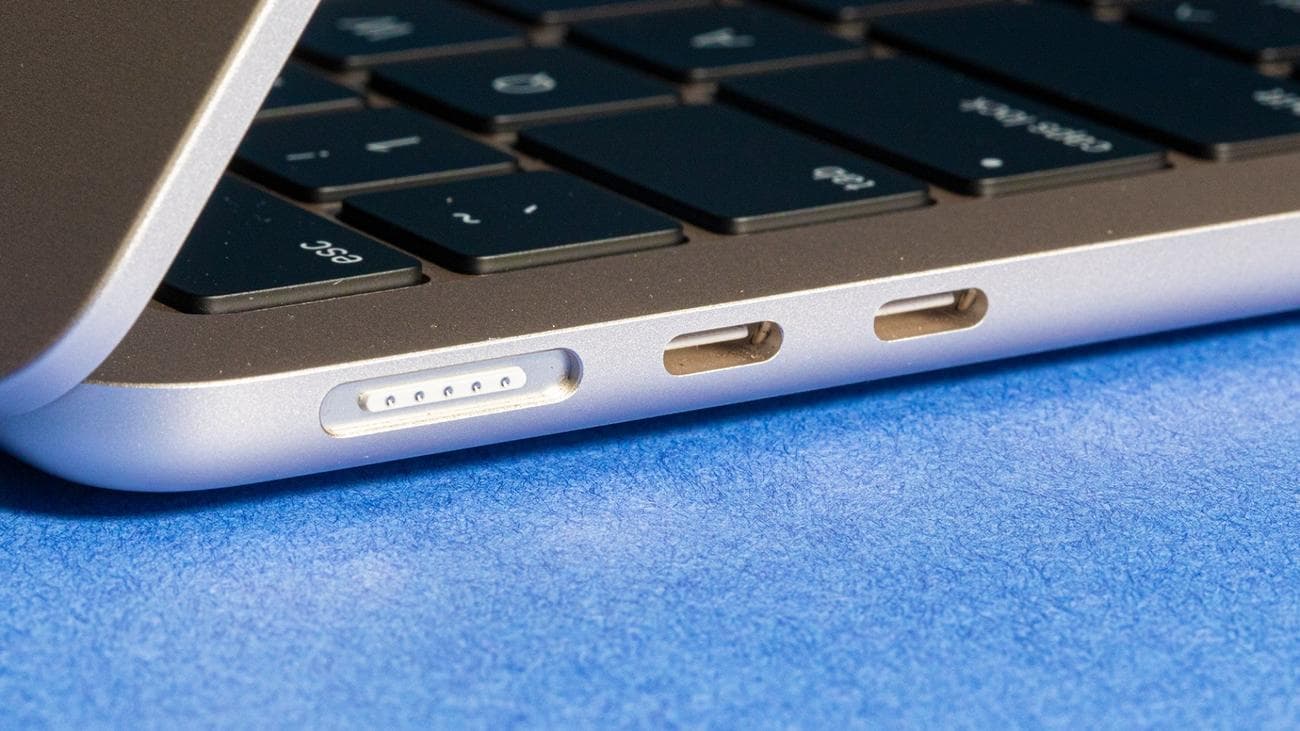 Άποψη της θύρας φόρτισης MagSafe του MacBook Air 2022 M2 καθώς και των θυρών Thunderbolt / USB-C