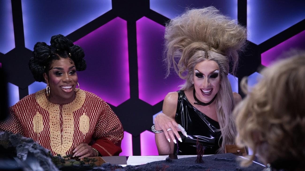 Drag queen Monét X Change και Alaska Thunderfuck γελούν παίζοντας 