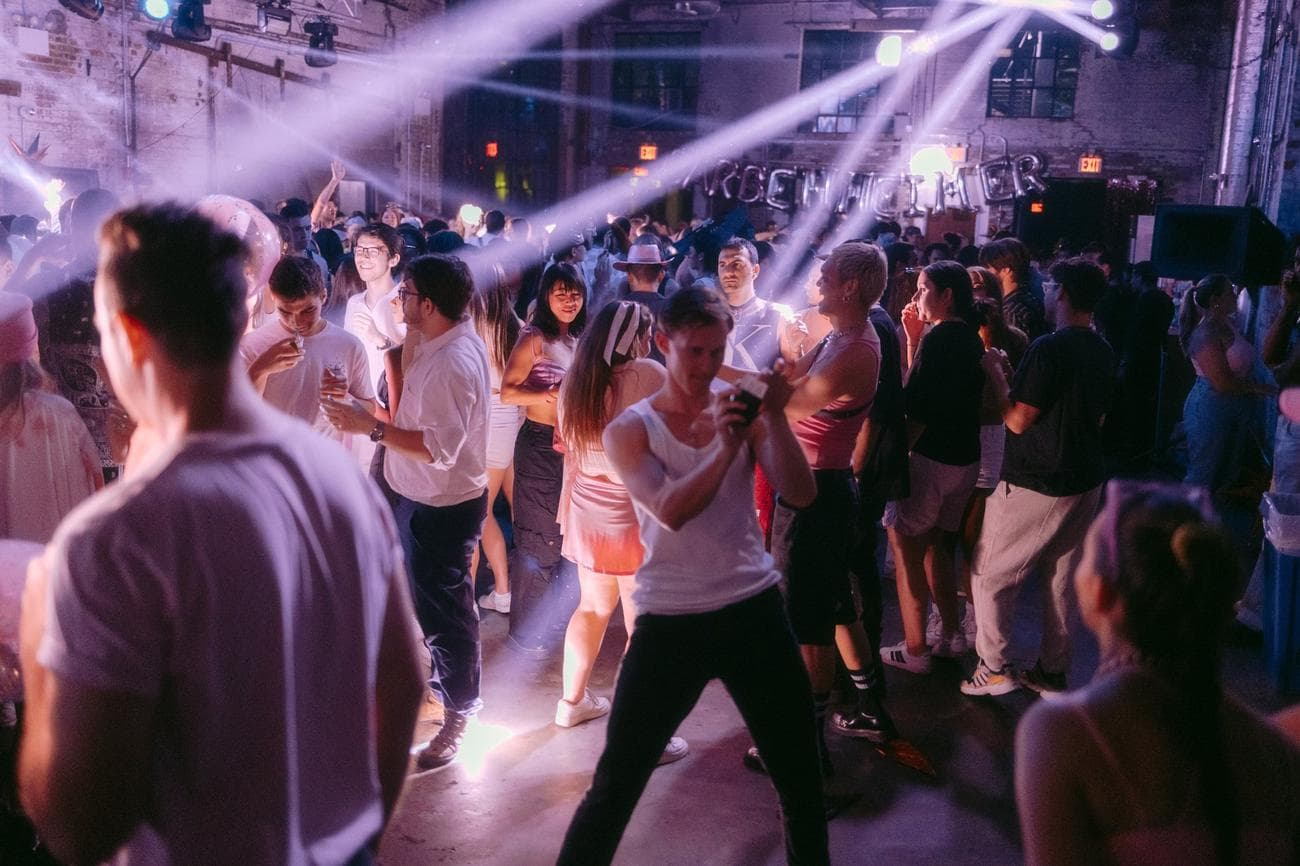 Πλήθος που χορεύει