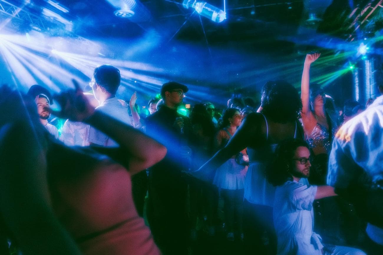 Ένα άτομο ντυμένο με στολή Oppenheimer στο πλήθος