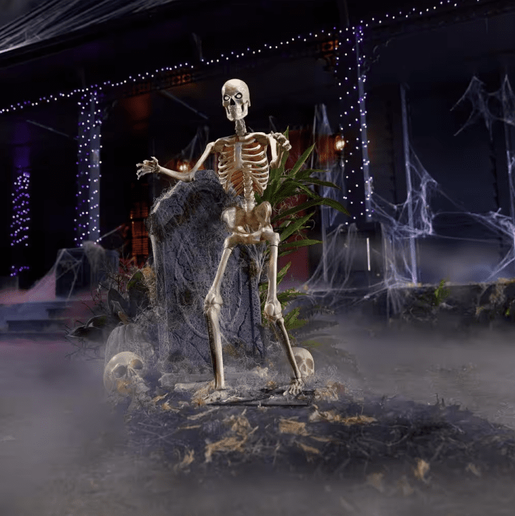 ο σκελετός led μήκους 3 ποδιών μπροστά από ένα σπίτι διακοσμημένο για το Halloween