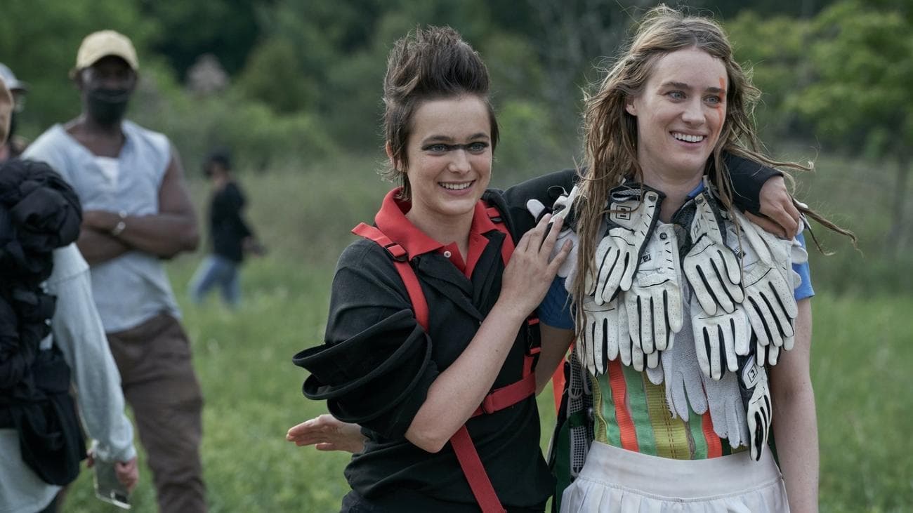 Philippine Velge and Mackenzie Davis in 