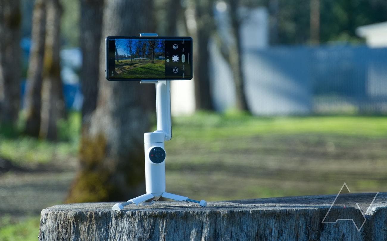 insta360-flow-standing-with-phone-1