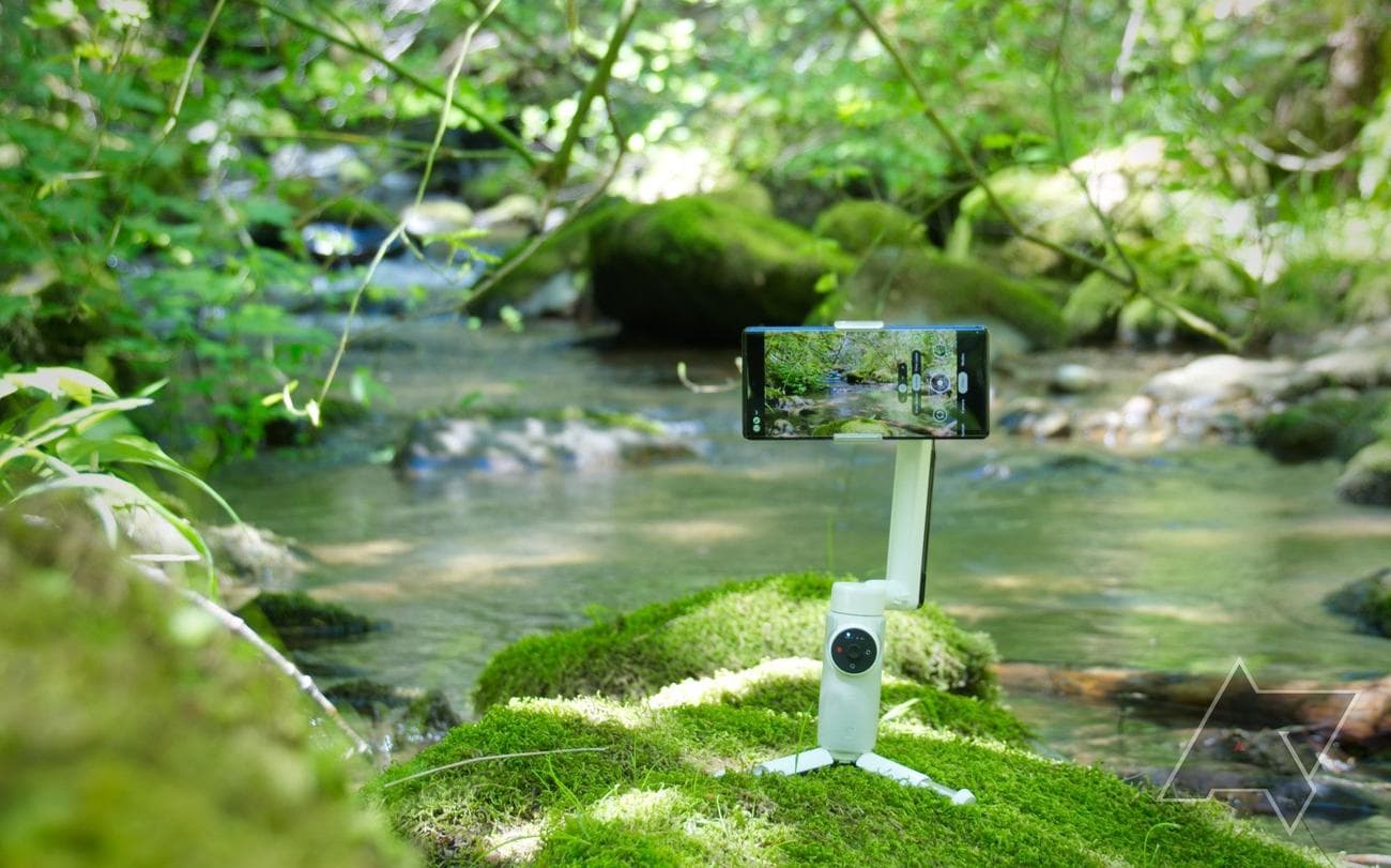 insta360-flow-standing-with-phone-2