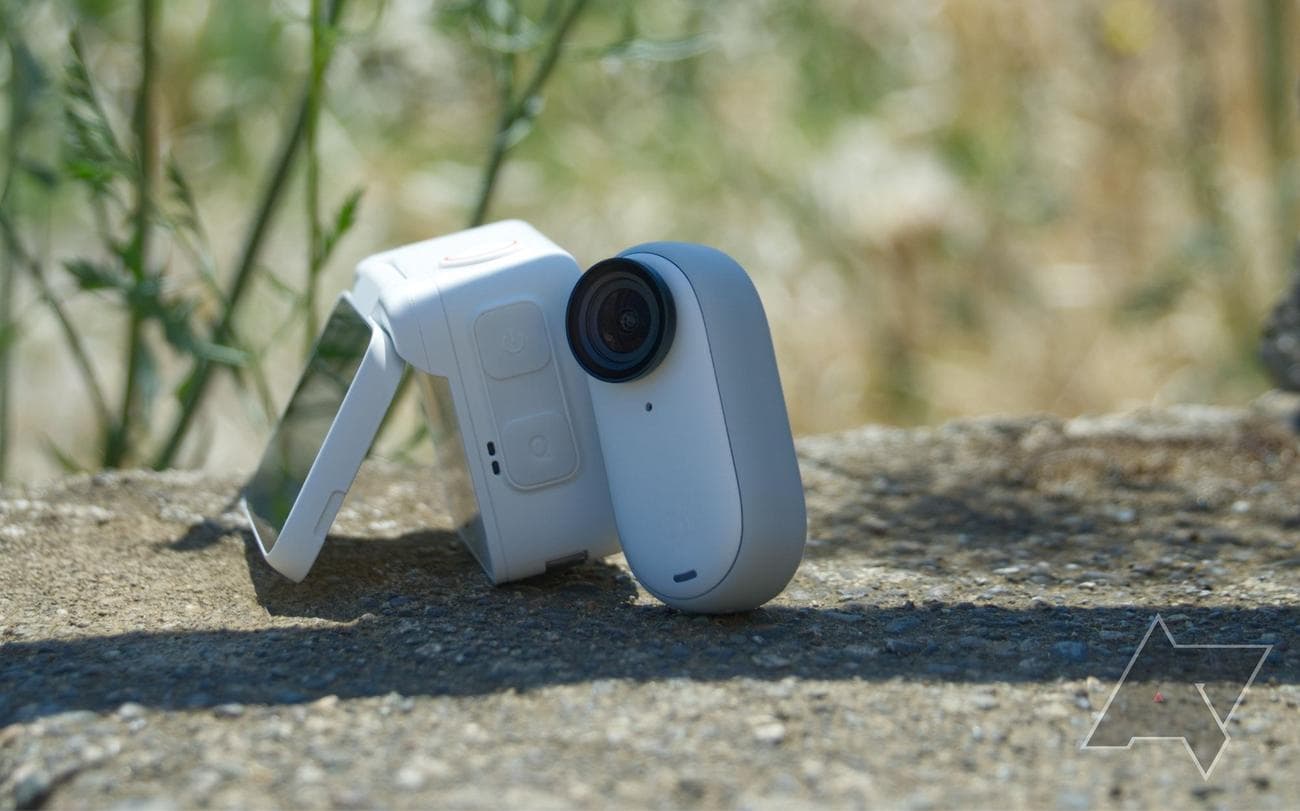 insta360-go-3-camera-out-kickstand-pod-6