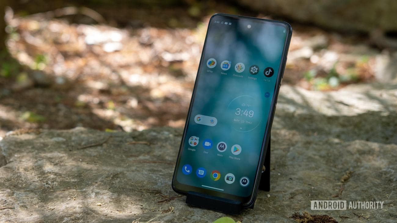 motorola moto g 5g home screen angled
