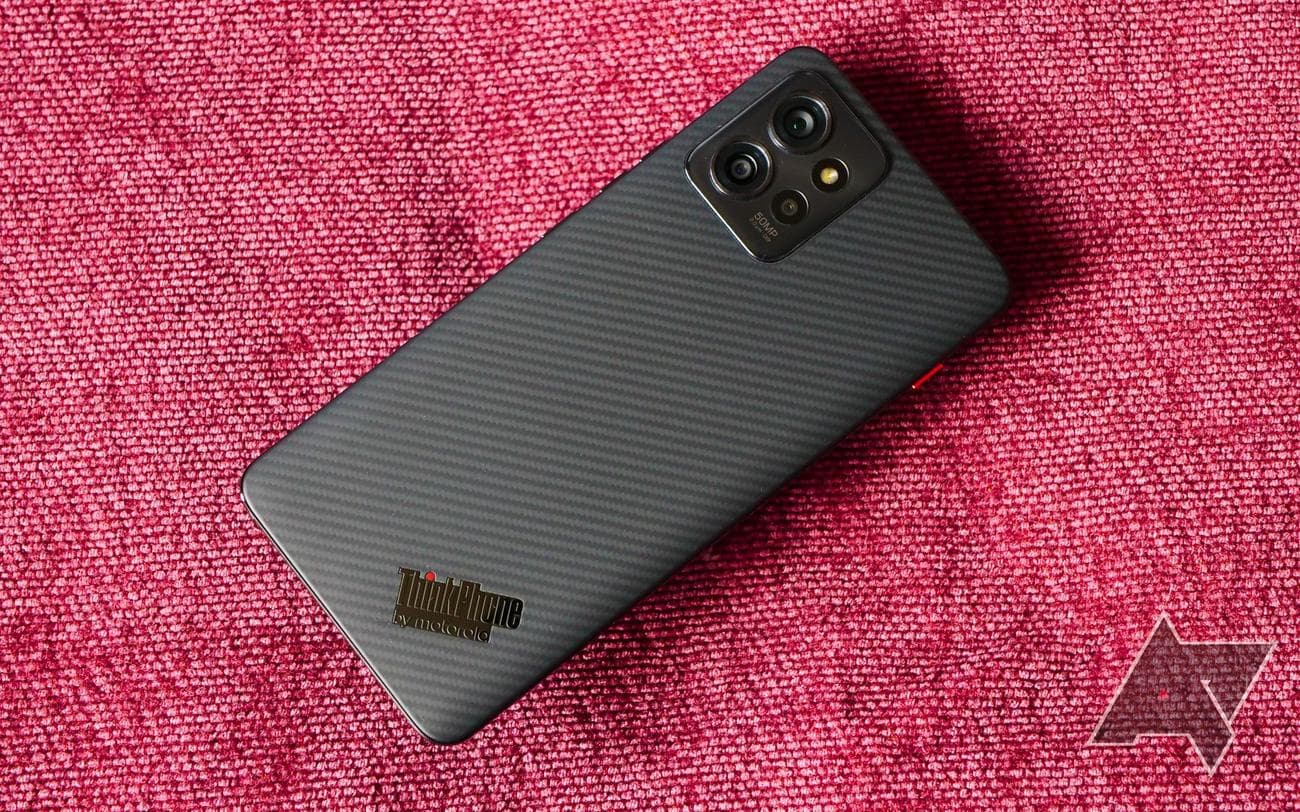 Το Motorola ThinkPhone στηρίζεται σε κόκκινο ύφασμα.