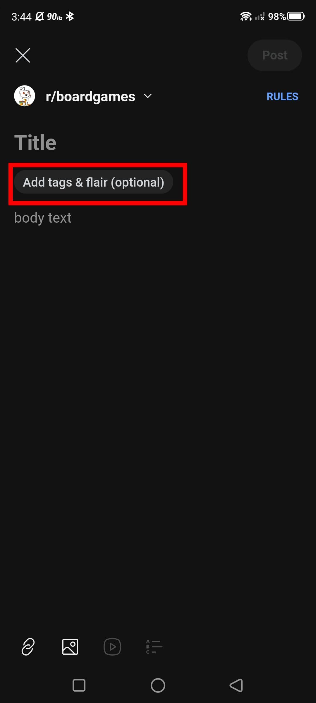Κόκκινο παραλληλόγραμμο περίγραμμα πάνω από το κουμπί Προσθήκη ετικετών και κλίσης (προαιρετικό) στην εφαρμογή Reddit για κινητά