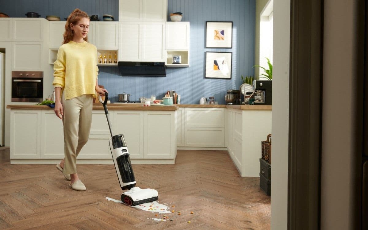 Γυναίκα που χρησιμοποιεί το Roborock Dyad Pro στην κουζίνα