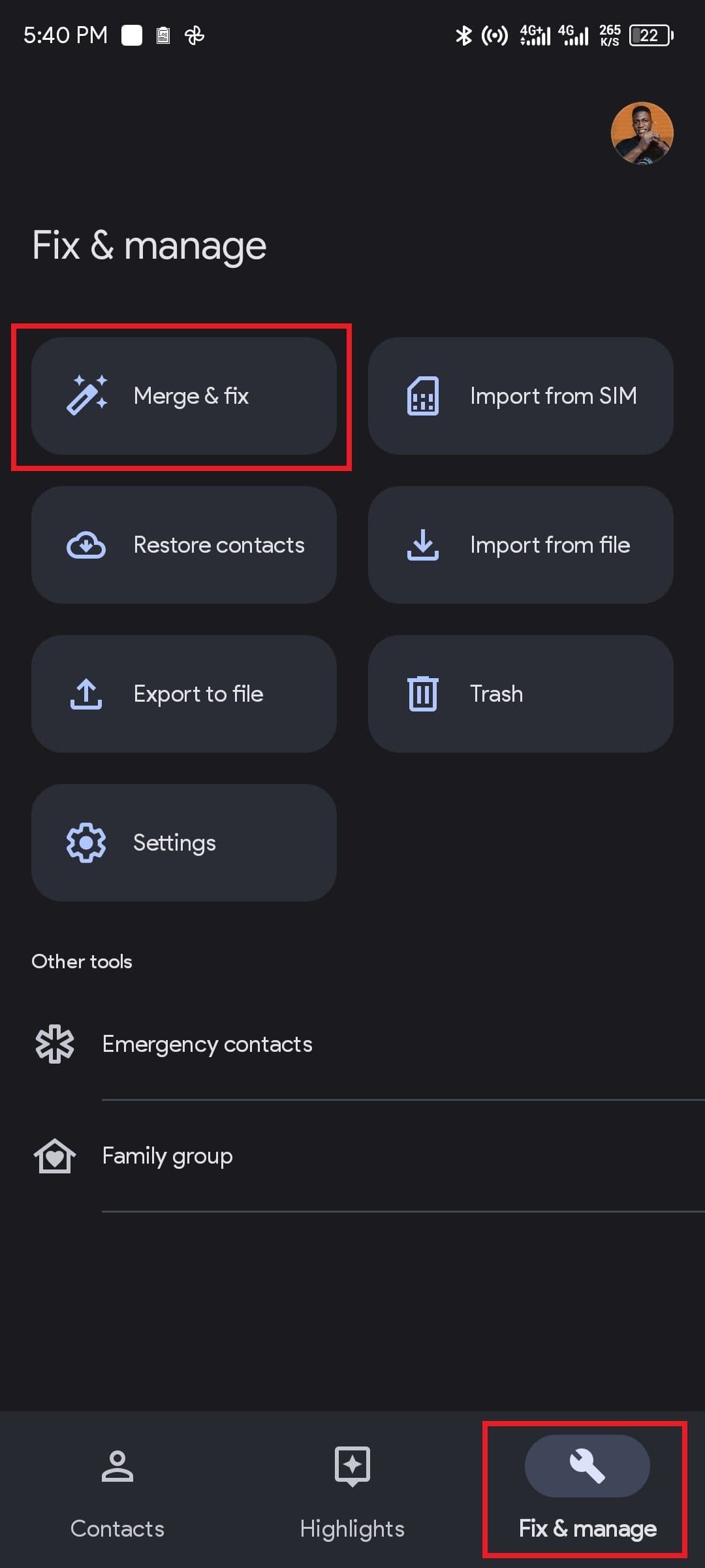 Ένα στιγμιότυπο οθόνης της εφαρμογής Επαφές Google που δείχνει το κουμπί Συγχώνευση και επιδιόρθωση στην καρτέλα Επιδιόρθωση και διαχείριση 