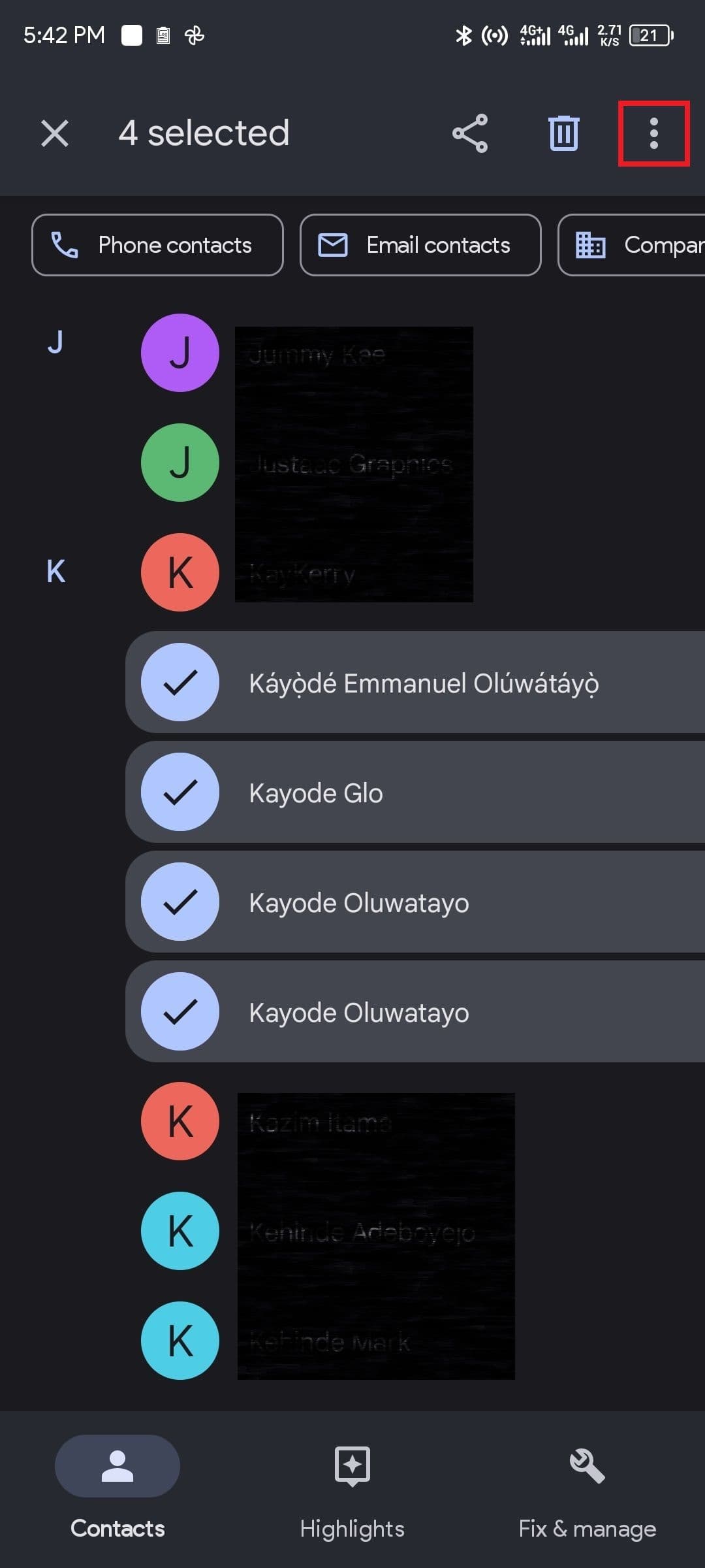 Ένα στιγμιότυπο οθόνης της εφαρμογής Επαφές Google που δείχνει το κουμπί μενού μετά την επιλογή ορισμένων επαφών