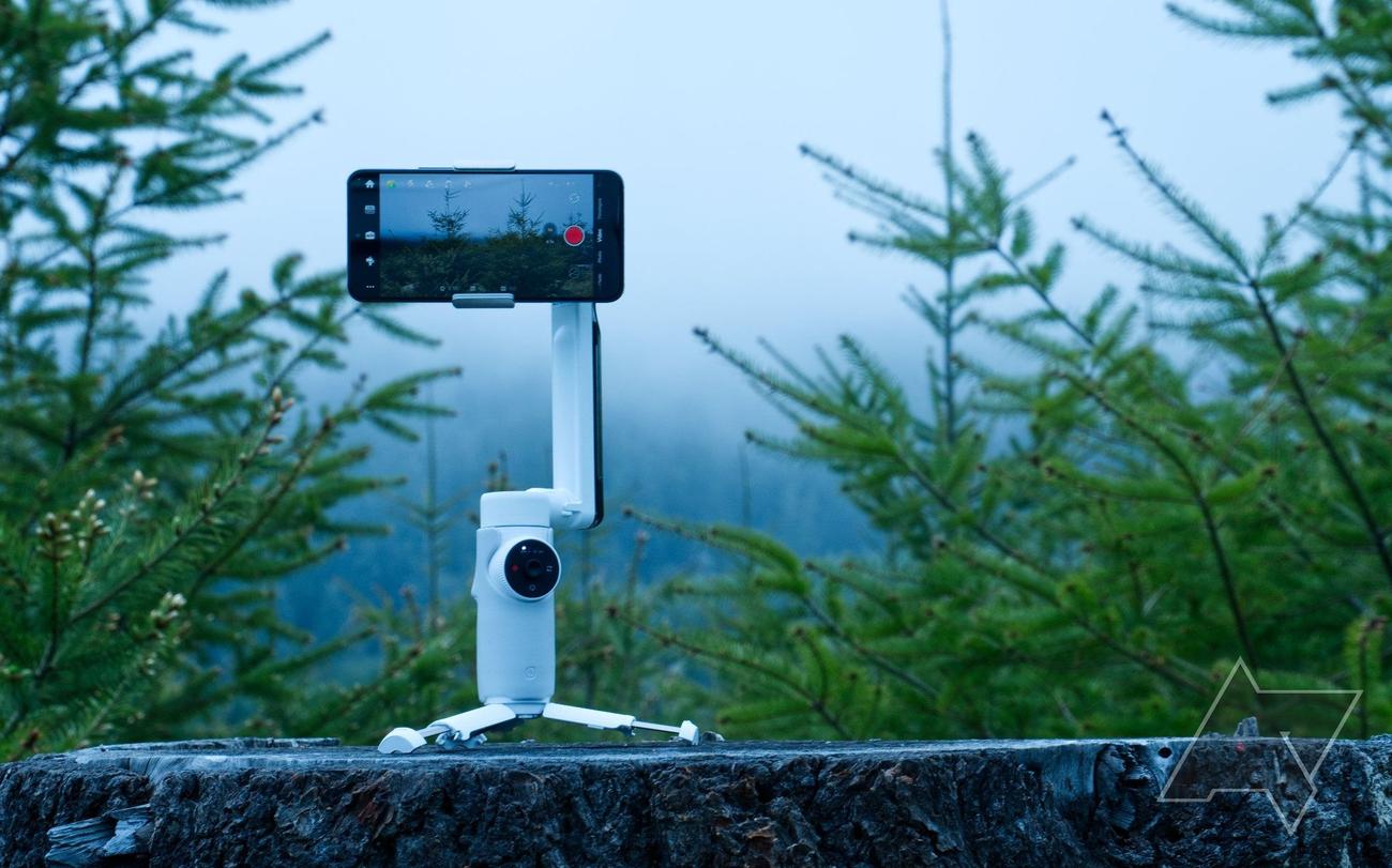 insta360-flow-standing-with-phone-4