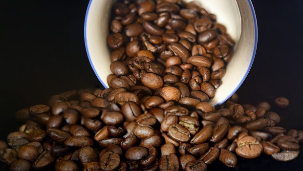 Δεν είναι μόνο η καφεΐνη που μας «ξυπνά» με τον καφέ