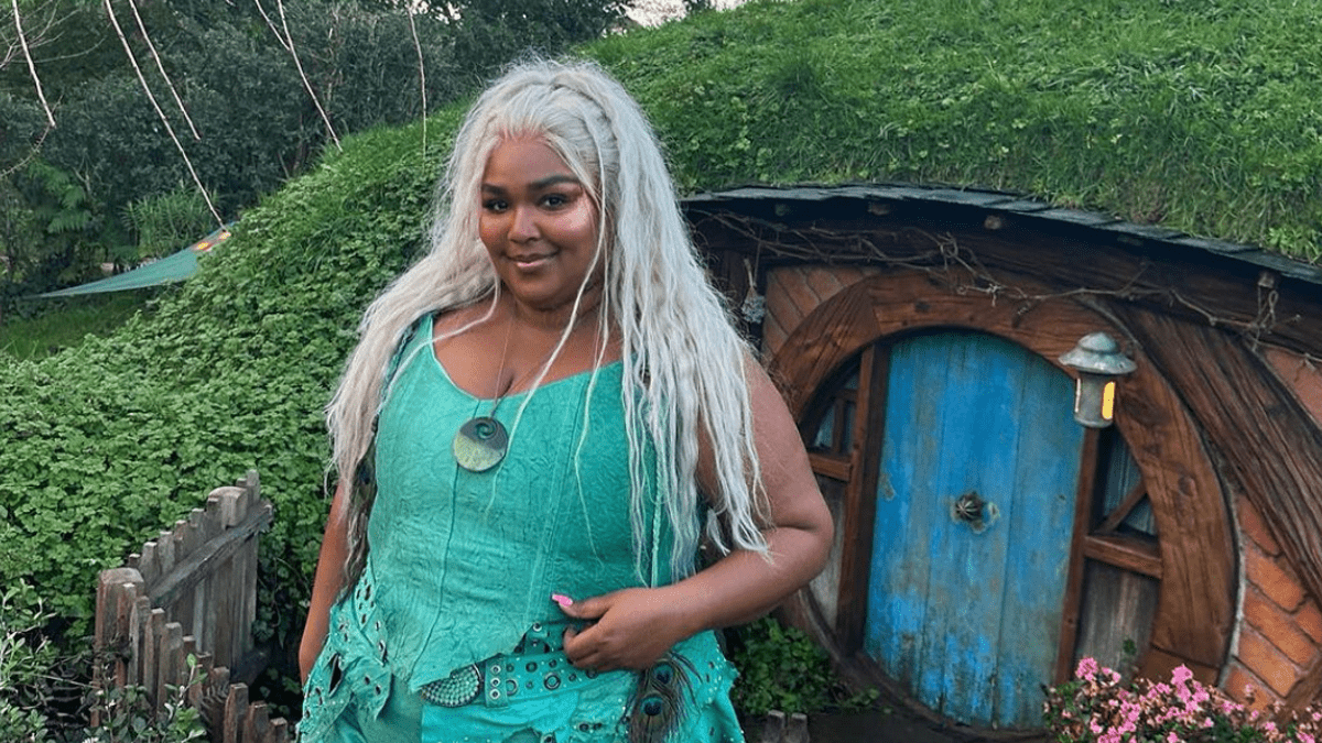 Η Lizzo επισκέπτεται τον Lord of the Rings' Shire και παίζει μουσική LOTR
