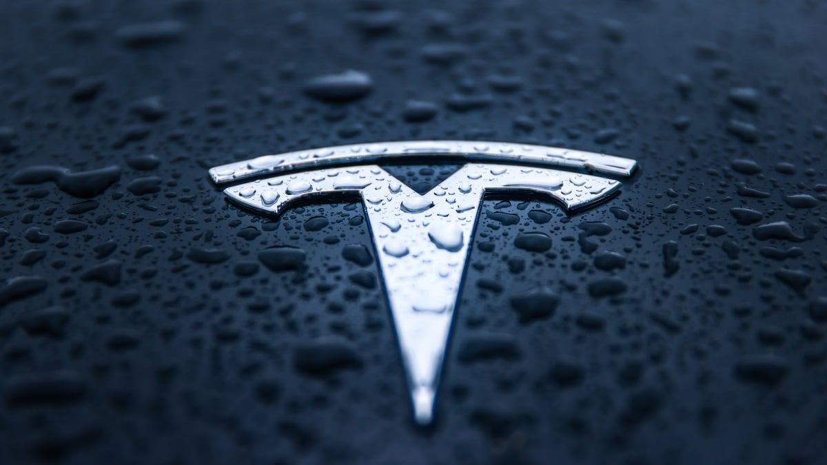  Ο Έλον Μασκ έβαλε την Tesla να υπερεκτιμήσει το εύρος των μπαταριών της.  Στη συνέχεια, η Tesla ακύρωσε τα σχετικά ραντεβού υπηρεσιών.
