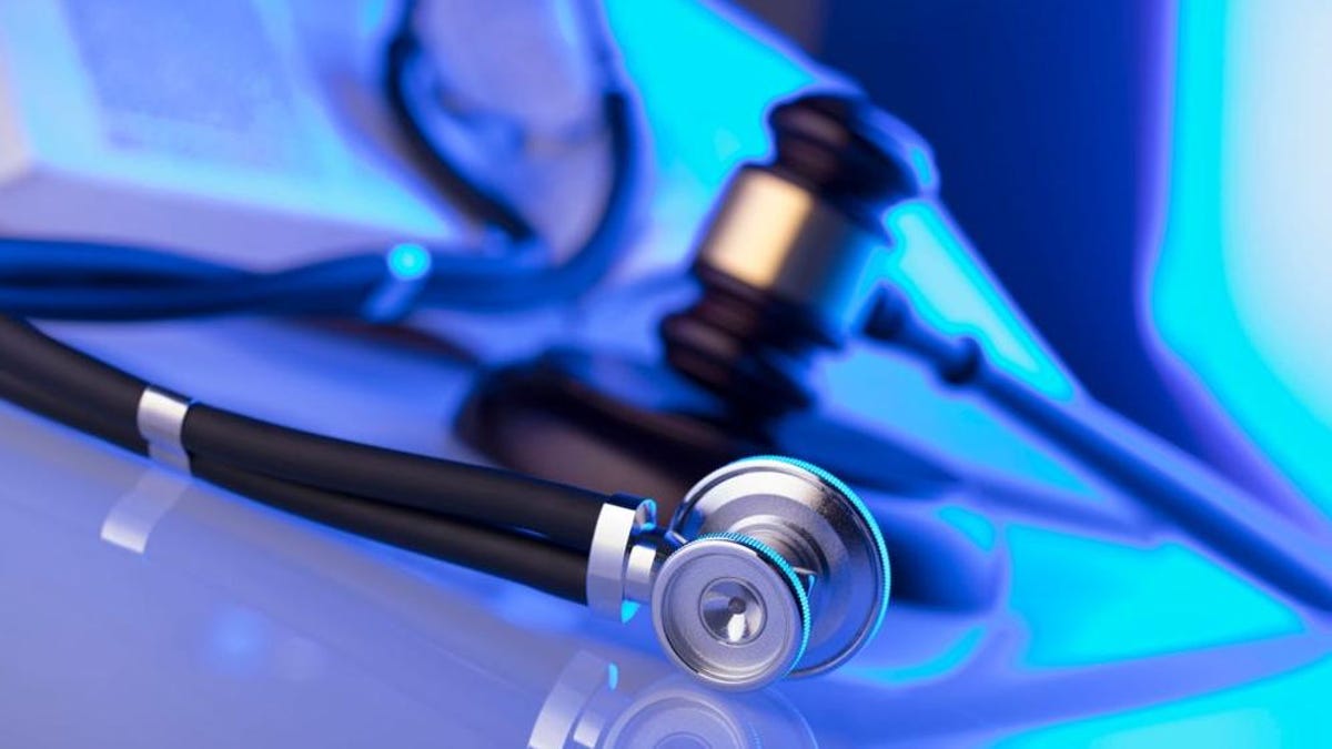 Ο γιατρός που έκανε ζωντανή μετάδοση χειρουργικών επεμβάσεων στο TikTok έχει αδειάσει
