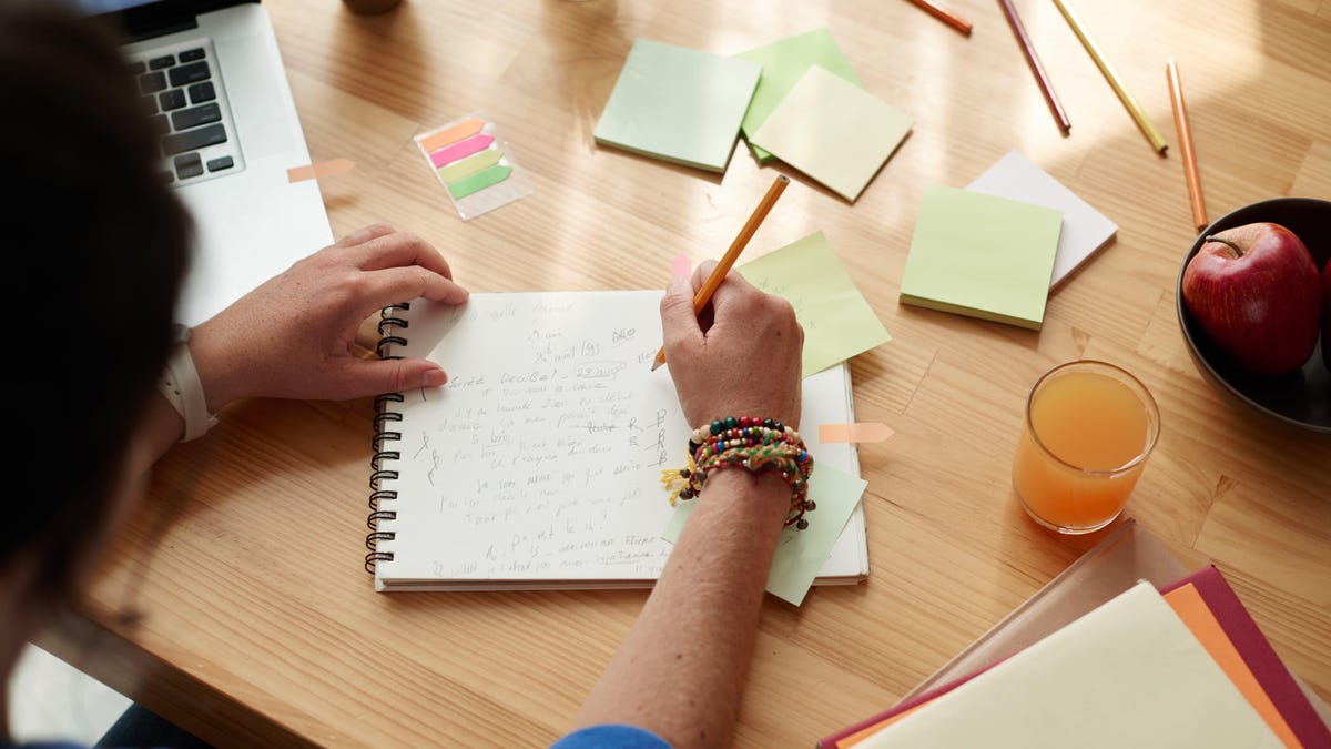 Οι ανιχνευτές τεχνητής νοημοσύνης κάνουν διακρίσεις σε άτομα που δεν μιλούν αγγλικά
