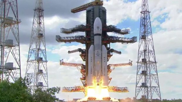 Σελήνη: Ιστορική μέρα για την Ινδία με την εκτόξευση αποστολής στο νότιο πόλο του φεγγαριού