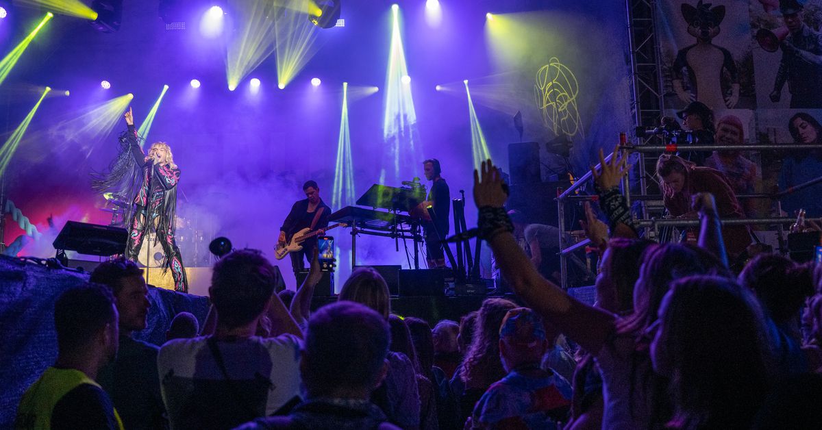 Σταματήστε να γυρίζετε συναυλίες - The Verge
