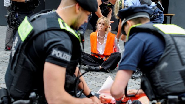 Τελευταία Γενιά: Γερμανικά αεροδρόμια παρέλυσαν από εισβολή ακτιβιστών για το κλίμα