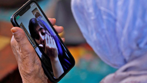 Τεχνητή νοημοσύνη: Αυξάνονται οι απάτες με χρήση οικείων φωνών - «Μαμά με απήγαγαν»