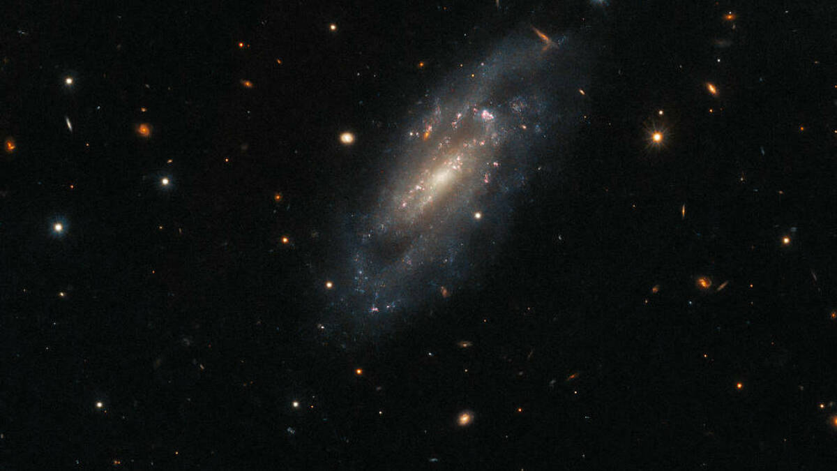  Το Hubble τραβάει έναν φαινομενικά ειρηνικό γαλαξία.  Μην ξεγελιέστε.
