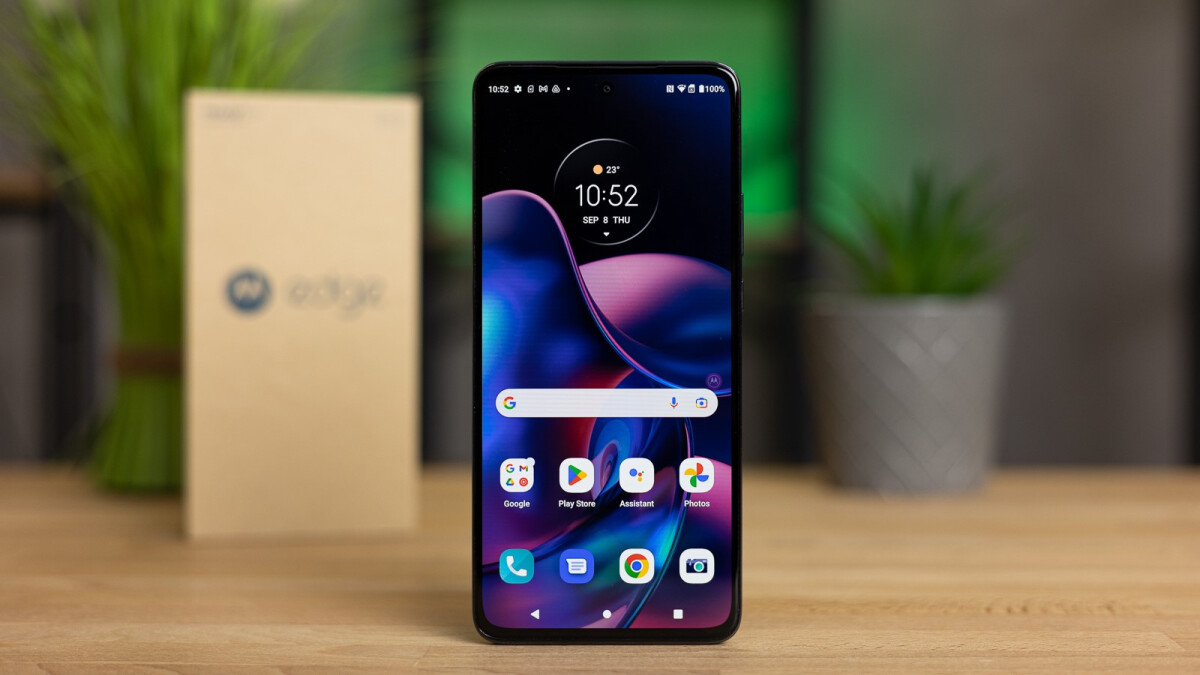The Motorola Edge (2022) is a steal on Amazon at this unbeatable price