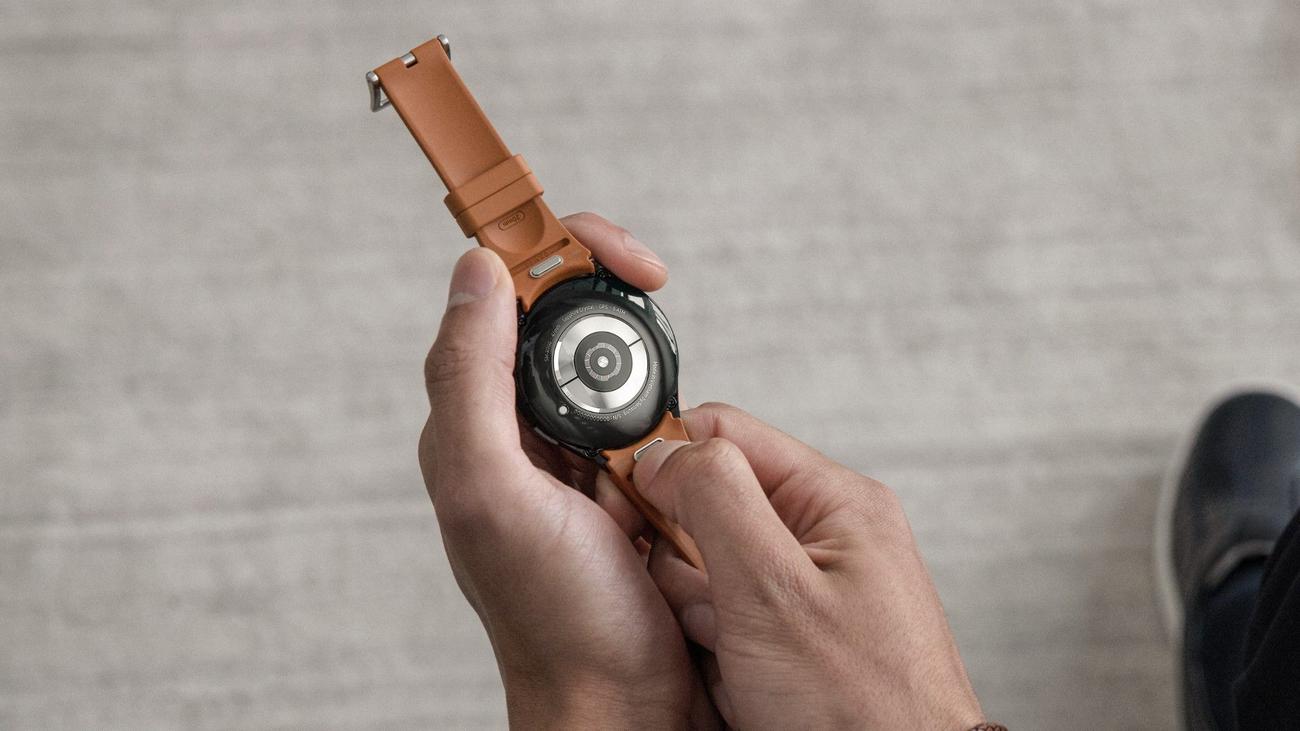 Το Samsung Galaxy Watch 6 Classic χρησιμοποιεί τυπικές ζώνες;
