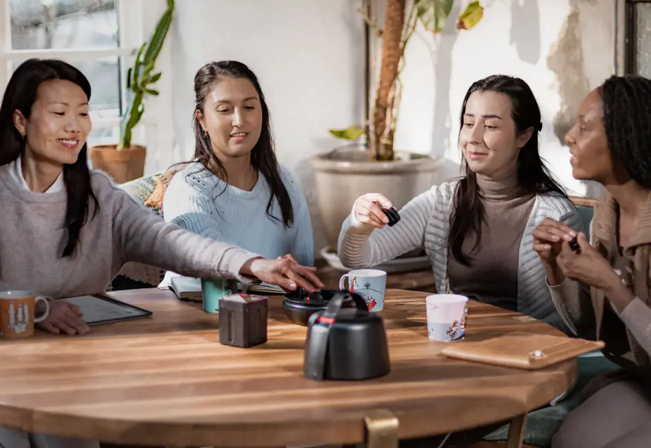 Μια εγγραφή podcast με τέσσερα άτομα που χρησιμοποιούν το ασύρματο κιτ της Nomono.