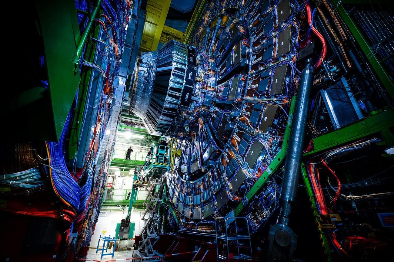 , The Large Hadron Collider experiment to make quark-gluon plasma, TechWar.gr
