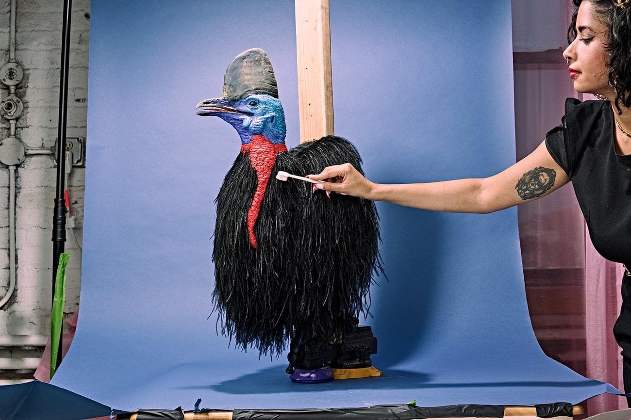 Η Divya Anantharaman αγγίζει τη ρεπλίκα της καζούρας