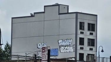 10x ζουμ ενός κτιρίου στην παραπάνω φωτογραφία