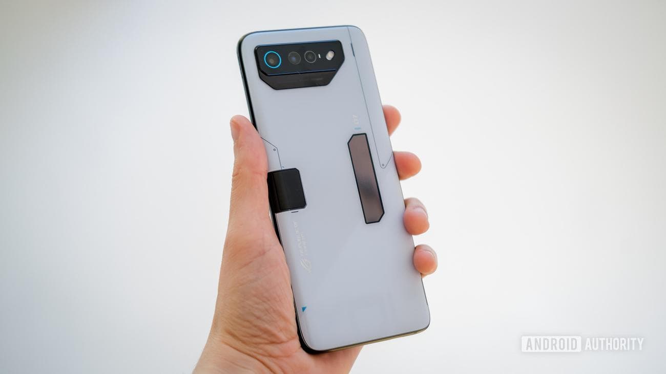 ASUS ROG Phone 7 πίσω στο χέρι