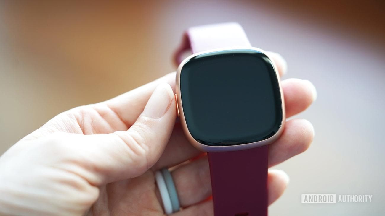 Ένας χρήστης χρησιμοποιεί το Fitbit Versa 4.