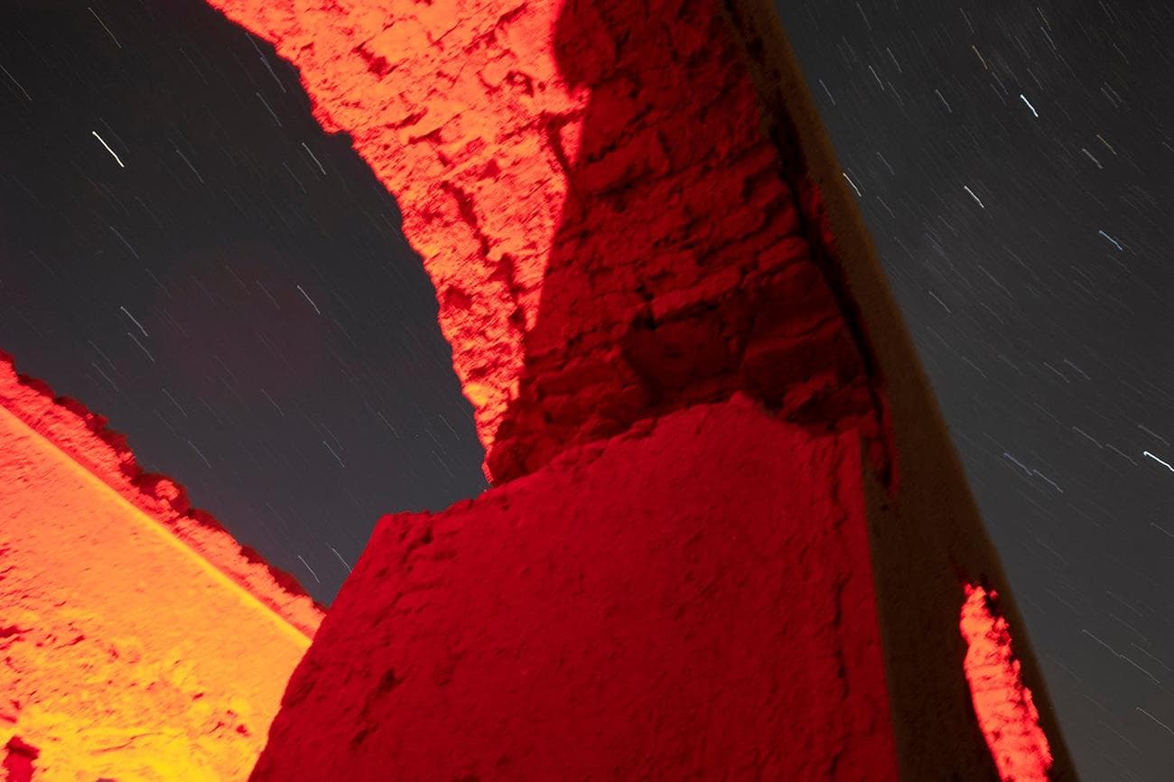 Άποψη ενός εγκαταλειμμένου ιστορικού καραβανσεράι και νυχτερινού ουρανού, κοντά στην πόλη Γκαρμσάρ στην επαρχία Σεμνάν, 124 χιλιόμετρα (77 μίλια) νοτιοανατολικά της Τεχεράνης, στην κορύφωση της ετήσιας βροχής μετεωριτών Περσείδων, 13 Αυγούστου 2023. (Φωτογραφία Morteza Nikoubazl/NurPhoto viaty εικόνες)