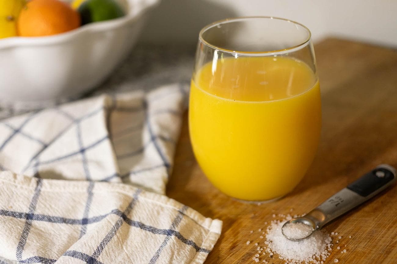 Ένα ποτήρι σπιτικό ρόφημα ηλεκτρολυτών με σιρόπι σφενδάμου. 