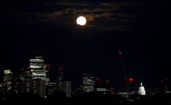 , Εντυπωσιακές εικόνες από την μπλε υπερπανσέληνο του Αυγούστου, TechWar.gr