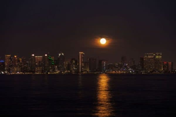 , Εντυπωσιακές εικόνες από την μπλε υπερπανσέληνο του Αυγούστου, TechWar.gr