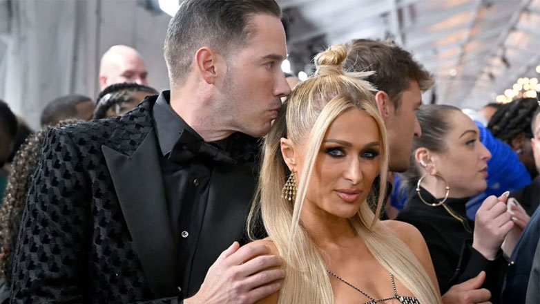 Paris Hilton: Διακοπές στις Σπέτσες με τον σύζυγό της