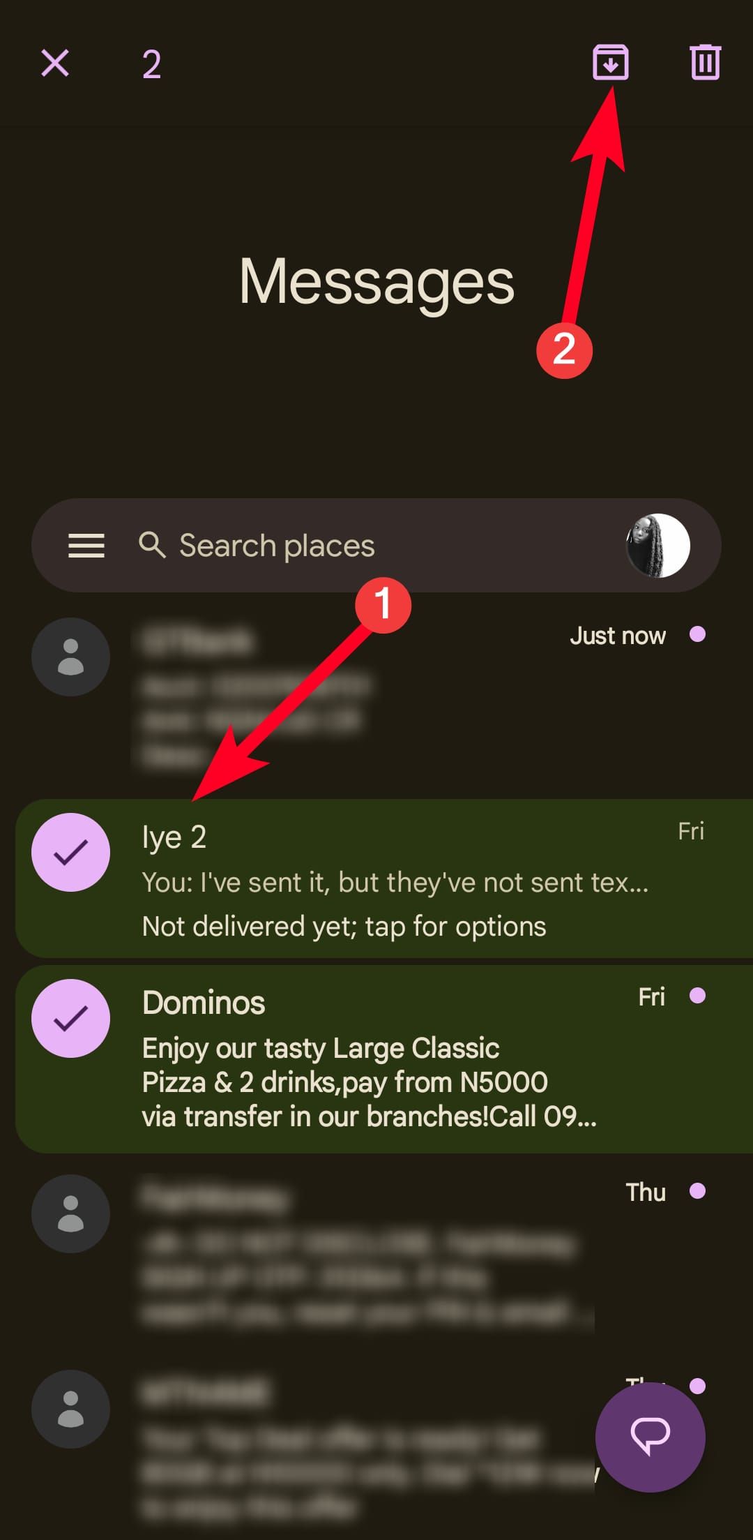Η εφαρμογή Google Messages με επιλεγμένες δύο συνομιλίες και κόκκινα βέλη που δείχνουν τις επιλεγμένες συνομιλίες και το κουμπί αρχειοθέτησης