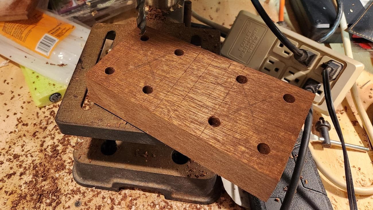 Χρησιμοποιώντας ένα παζλ για να κόψετε τις εσωτερικές κοιλότητες ενός σφυρί DIY