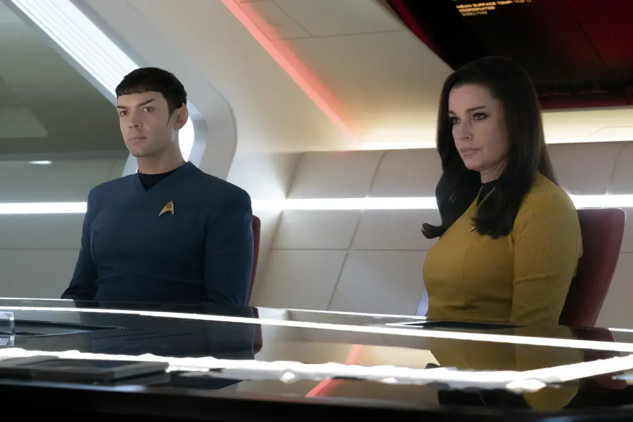 LR Ethan Peck ως Spock και Rebecca Romijn ως Una στο Star Trek: Strange New Worlds σε ροή στο Paramount+, 2023. Φωτογραφία: Michael Gibson/Paramount+