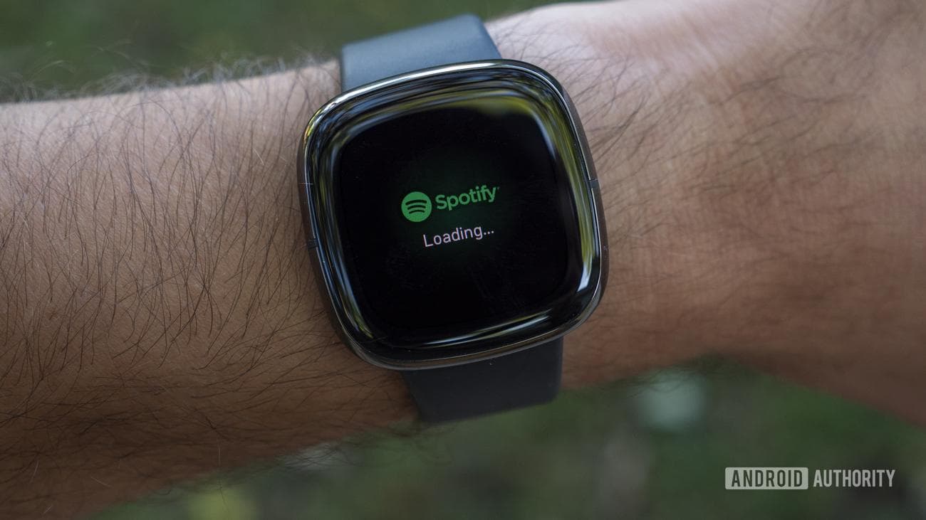 Ένας χρήστης φορτώνει την εφαρμογή Spotify στο παλαιότερο έξυπνο ρολόι Fitbit.